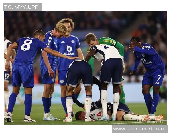 本坦库尔因铲球染红离场乌拉圭队在友谊赛中以1比5落后美国队