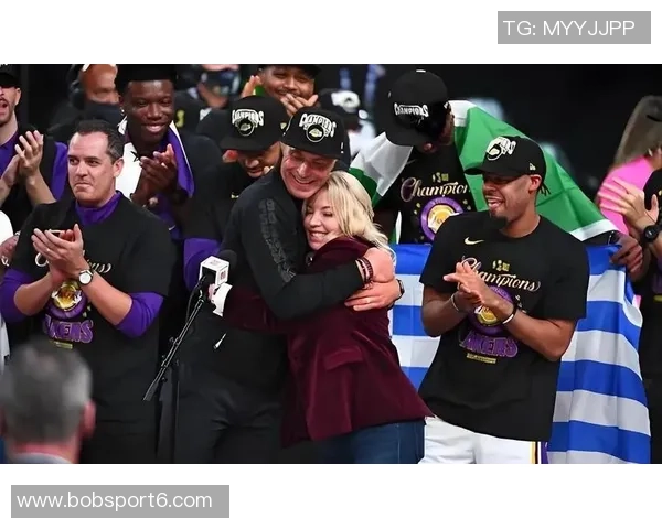 身穿湖人球衣的男孩与独行侠老板同坐一席再现昔日竖中指事件